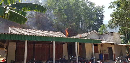 Khẩn trương sơ tán dân giữa trưa nắng nóng do rừng bị cháy