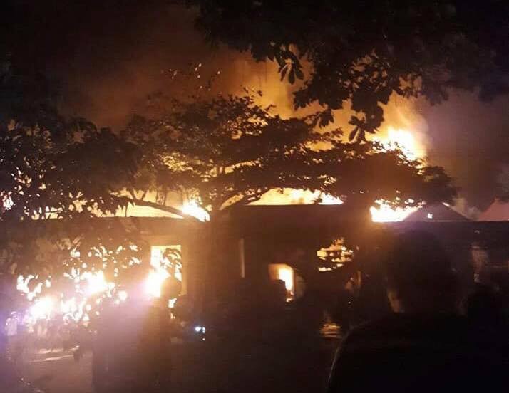 Hà Tĩnh: Cháy lan nhiều ngôi nhà, dân vội vàng sơ tán trong đêm