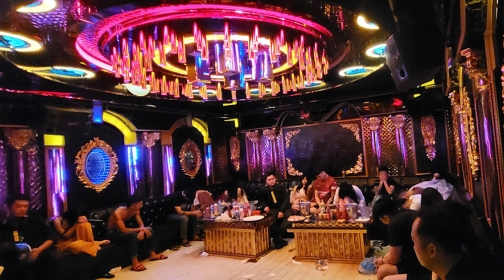 Cảnh sát đột kích 3 quán karaoke, bắt giữ 85 người, thu 3 khẩu súng