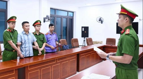 Thi hành lệnh giữ người khẩn cấp đối với 1 giáo viên Trường Chuyên Tuyên Quang